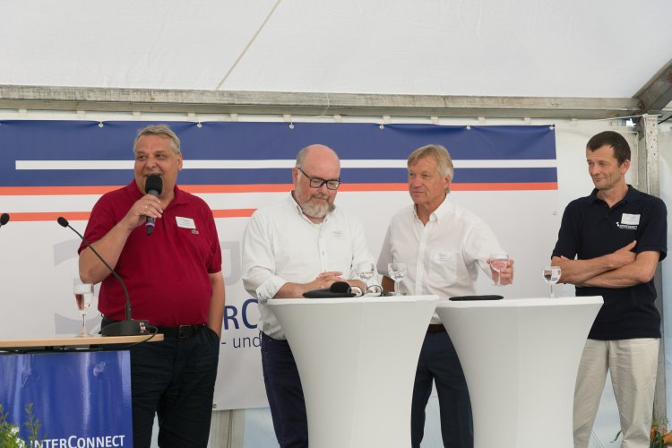 Martin Wacker (2.v.l.) moderiert die Podiumsdiskussion mit den drei InterConnect-Gesellschaftern Andreas Reiffer, Gert Rudolph und Peter Rohnacher (v.l.n.r.)