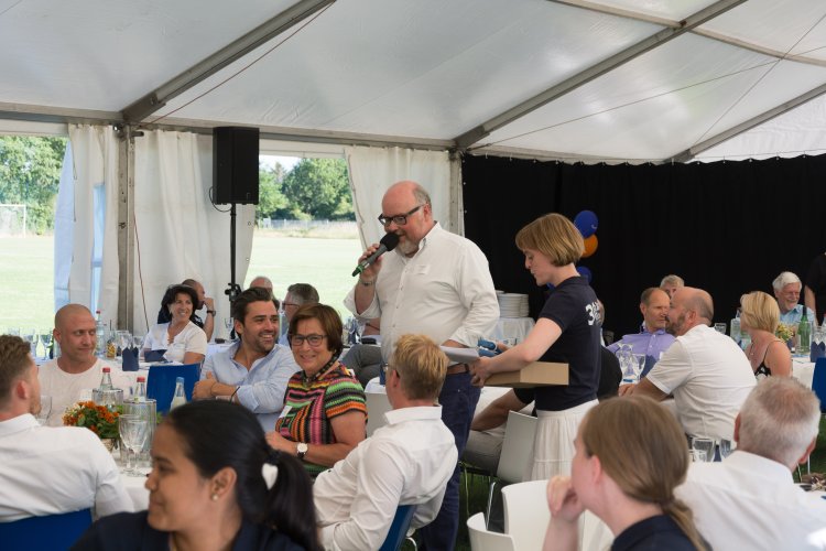 Das Karlsruher Urgestein Martin Wacker führte souverän durch den Abend und das InterConnect-Quiz.
