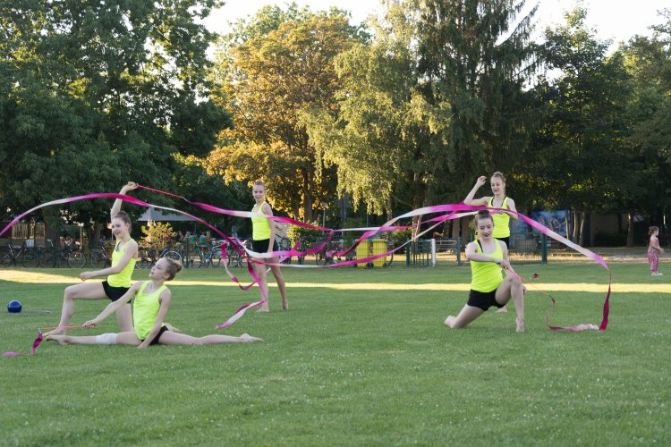 Die Rhythmische Sportgymnastik des SSC Karlsruhe - frisch zurück von den deutschen Meisterschaften - präsentiert ihre Kür.