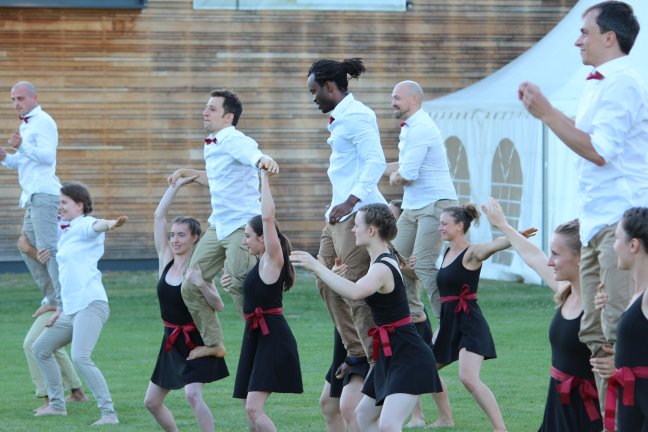 Die Akrobatiktruppe vom Pyramidalen KleinKunst-Verein Karlsruhe zusammen mit dem KIT Karlsruhe.
