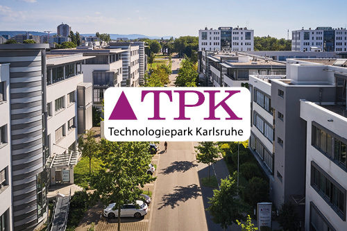 Gebäude des Technologieparks Karlsruhe mit Logo in der Mitte 