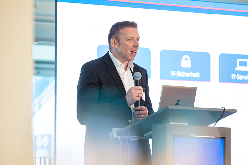 Wulf Vogel, Geschäftsleitung, stellt den rund 130 Gästen InterConnect als System- und Softwarehaus vor.