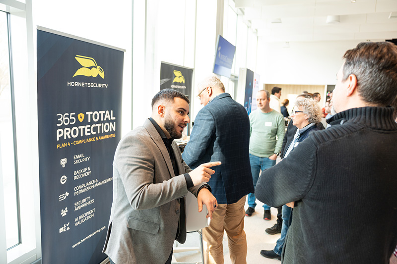 Besucher am Stand von Hornetsecurity.
